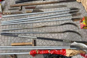 Người dân chủ động giao nộp hung khí nóng