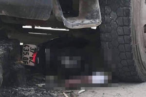 Clip xe tải cuốn xe máy vào gầm khiến 2 vợ chồng thương vong