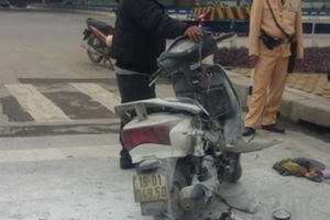 Hà Nội: Honda Lead bốc cháy dữ dội giữa ngã tư Big C Hà Nội: Honda Lead bốc cháy dữ dội giữa ngã tư Big C