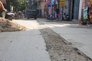 Hà Nội: Sau vỉa hè, lại khốn khổ vì đường bị đào xới khắp nơi