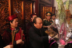 Thủ tướng Nguyễn Xuân Phúc dâng hương tưởng nhớ các Vua Hùng