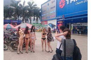 Chuyên gia marketing: “Chiêu trò” dùng PG mặc bikini của Trần Anh chỉ hợp với đơn vị nhỏ, rất hại cho thương hiệu