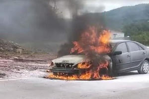 Đang di chuyển trên đường, xe ô tô 4 chỗ bất ngờ bốc cháy
