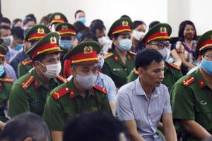 Vụ nâng điểm thi ở Hòa Bình: Cựu giáo viên khóc tại tòa