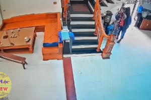 [Clip]: Khách không mời ngang nhiên vào nhà giữa ban ngày