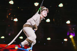 Thót tim kiều nữ Làng Hài Mở Hội nhai than, nuốt kiếm mưu sinh