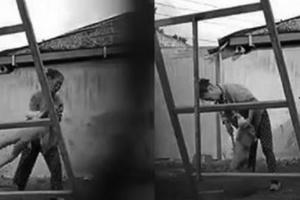 Rùng mình xem người giữ trẻ hành hạ bé trai trong giá rét