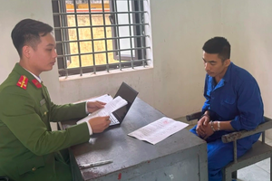 Khởi tố gã đàn ông dùng dao chém vợ cũ