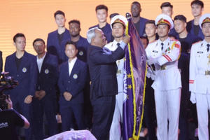 Hà Nội FC dành tặng chức vô địch cho người hâm mộ, đón nhận Huân chương Lao động hạng Ba