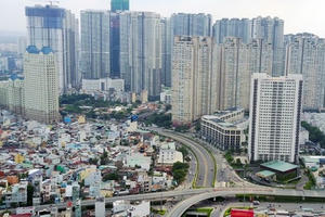 Hàng chục cao ốc trên 1km đường, cửa ngõ Sài Gòn đang bị 'bóp nghẹt' như thế nào?