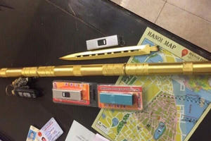 Hà Nội: Hai thanh niên mang theo hung khí lạ "đi dạo" trên phố