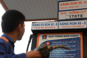 Hà Nội nóng 40 độ, Xăng E5 RON92 bất ngờ tăng 508 đồng/lít