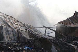 Bình Dương: "Bà hỏa" thiêu rụi 2 quán cafe chòi trong đêm