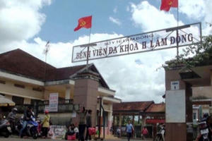 Điện thoại phát nổ khi vừa sạc vừa chơi game, nam thanh niên dập nát bàn tay