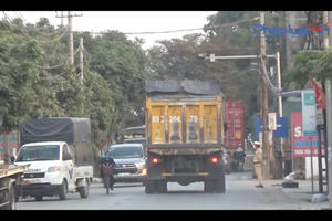 CSGT huyện Yên Mỹ kiểm tra xe chở rau, để "hung thần" xe tải chạy phăng phăng