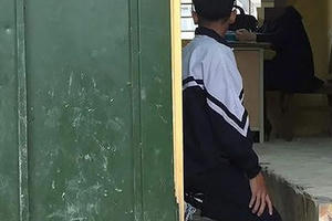 Bắt uống nước giặt rẻ lau, bắt quỳ: Dấu ấn để mầm ác mọc...