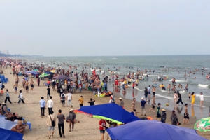 Hàng nghìn người đổ về biển Sầm Sơn trong ngày đầu nghỉ lễ