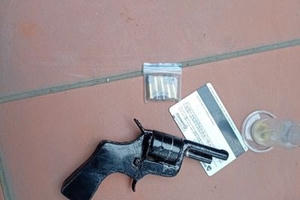 Kon Tum: Phát hiện ma túy và súng tự chế trên người nam thanh niên