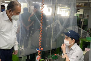 Phó thủ tướng Trương Hòa Bình kiểm tra công tác phòng dịch tại các KCX-KCN TP HCM Phó thủ tướng Trương Hòa Bình kiểm tra công tác phòng dịch tại các KCX-KCN TP HCM