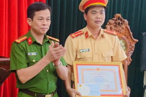 Thanh Hóa: Trao bằng khen cho đại úy CSGT cởi áo cầm máu cứu người