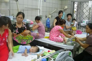 Trời mưa sau nắng nóng, đề phòng bệnh cho trẻ em