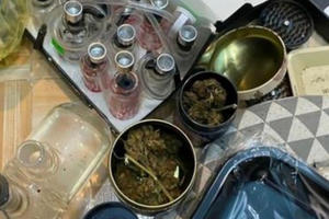 Lắp đặt hệ thống đèn chiếu sáng "xịn xò" tròng nhà vệ sinh để... trồng cần sa