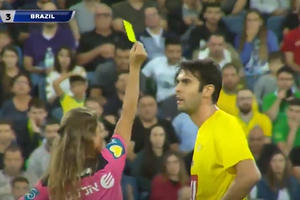 Video: Pha rút thẻ vàng “độc nhất vô nhị” trên thế giới của nữ trọng tài dành cho KaKa