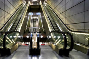 Bé 17 tháng bị thang cuốn Tân Sơn Nhất kéo đứt cổ tay Bé 17 tháng bị thang cuốn Tân Sơn Nhất kéo đứt cổ tay