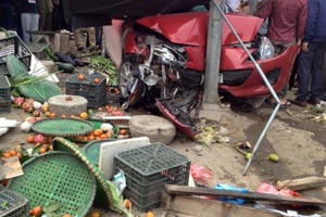 Hà Nội: Ô tô mất lái lao vào chợ, dân bỏ chạy tán loạn