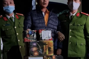 Bắt đối tượng vận chuyển 12 hộp pháo nổ trái phép ở Quảng Bình