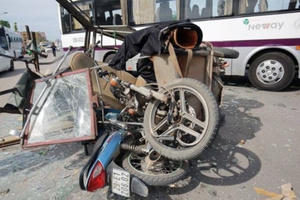 Hà Nội: "Xe thương binh” gây tai nạn liên hoàn