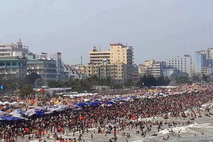 Ken đặc người trên bãi biển Sầm Sơn