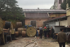 Huế: Cháy kho có chứa bình ắc quy, nhiều người hốt hoảng