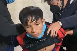 Nam thanh niên quấn 1.200 viên hồng phiến quanh bụng vừa vào nhà nghỉ đã bị bắt