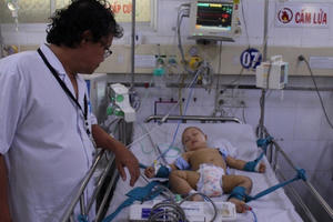 Ông bà “cấm” chích sởi, bé 2 tuổi viêm não nguy kịch