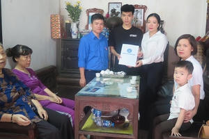 Tặng thẻ BHYT cho người có hoàn cảnh khó khăn tại 8 tỉnh thành