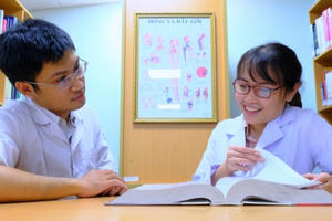 Vợ chồng giảng viên trường y dốc sức đưa nhiều F0 từ "cửa tử" trở về