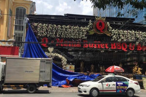 Sập giàn khung nhà hàng Q-mama BBQ, 2 người chui ra từ đống đổ nát