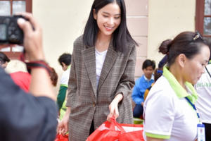 Hậu Ami Fashion Show, Nam Anh đi trao 200 phần quà ý nghĩa cho người khó khăn