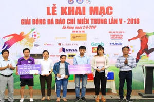 Nhiều nghĩa cử cao đẹp trong trận khai mạc Giải Bóng đá Báo chí miền trung