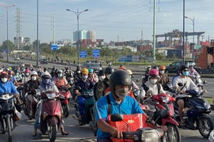 Hàng ngàn phương tiện ùn ứ khi qua cầu Rạch Chiếc