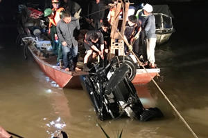 Vụ xe Mercedes rơi khỏi cầu Chương Dương: Đi tìm chủ nhân chiếc chứng minh thư