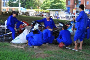 Hà Nội: Người dân chống chọi với cái nóng đầu hè