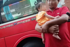 Đưa con gái đi chơi, chồng bị vợ tố... bắt cóc