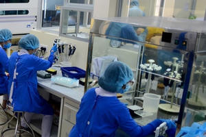 Phi công người Anh dương tính trở lại với Covid-19, phổi đông đặc