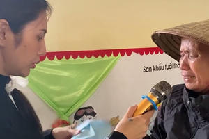 Thủy Tiên phát tiền, người dân òa khóc vì xúc động