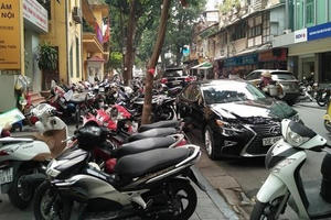 Hậu “chiến dịch” dẹp vỉa hè: Người dân toát mồ hôi vì “xế hộp”