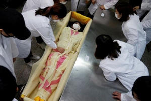 Gia tăng xu hướng phụ nữ Hàn Quốc hành nghề trang điểm xác chết