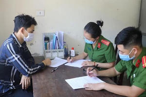 Sắm quân phục, còng số 8 giả làm công an để lừa đảo chiếm đoạt tài sản