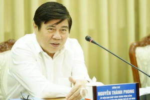 Chủ tịch TPHCM bức xúc vì "các dự án lớn đều nằm trên giấy"! Chủ tịch TPHCM bức xúc vì "các dự án lớn đều nằm trên giấy"!